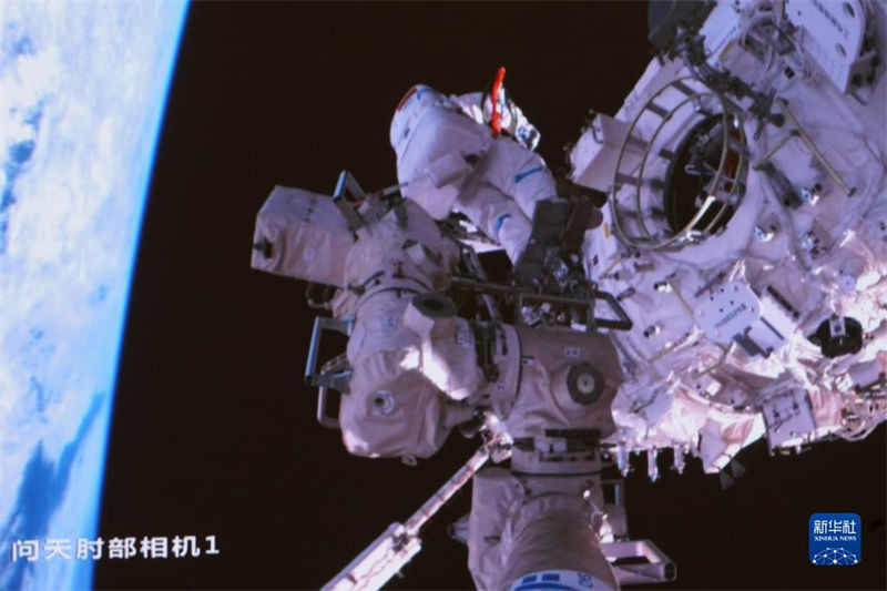 Taikonautas da Shenzhou-14 realizam 3a caminhada espacial