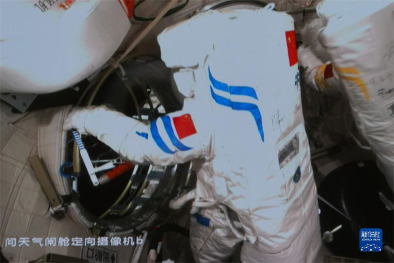 Taikonautas da Shenzhou-14 realizam 3a caminhada espacial