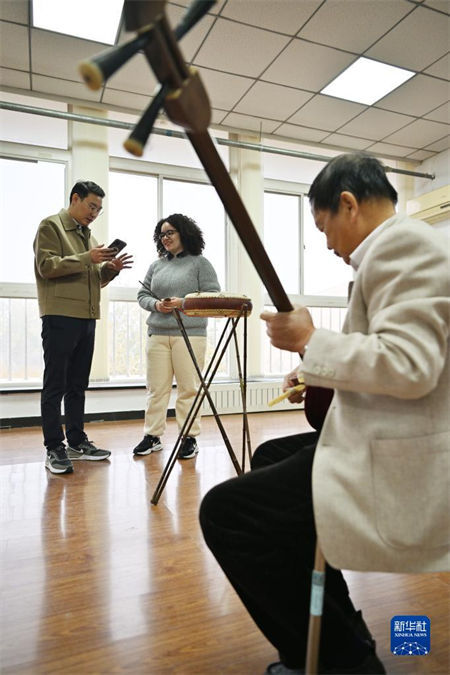 Brasileira pratica tambor chinês para difundir cultura chinesa