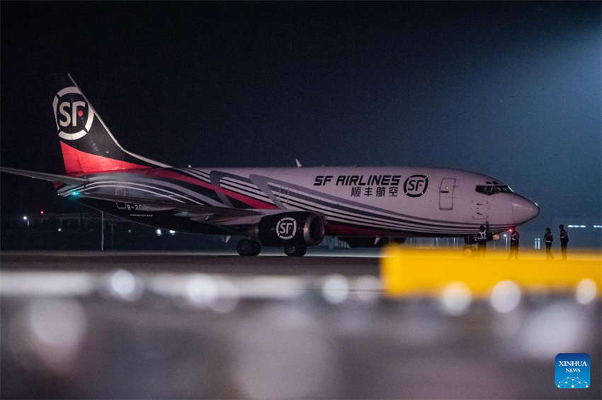 China: primeira rota totalmente cargueira é aberta no primeiro aeroporto central de carga profissional