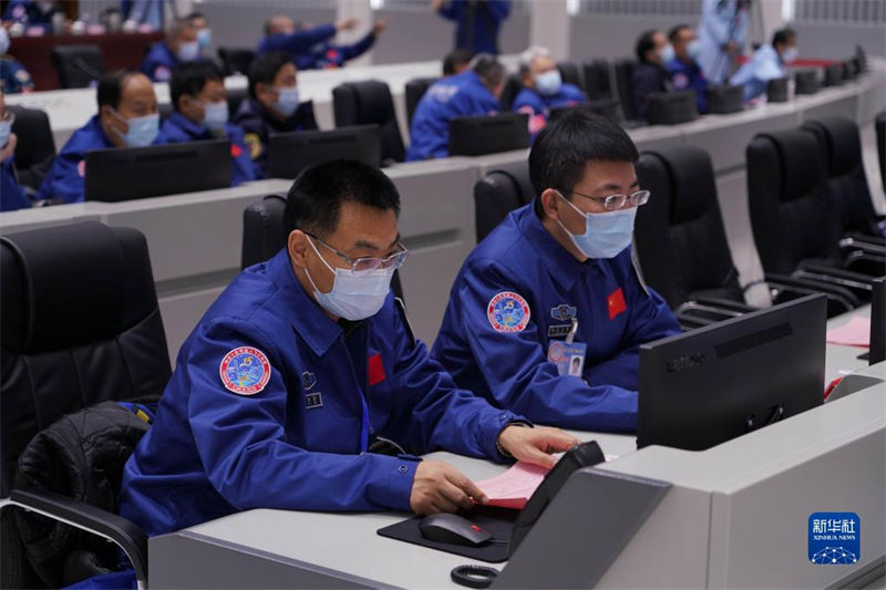 Nave espacial tripulada chinesa Shenzhou-15 atraca à combina??o da esta??o espacial