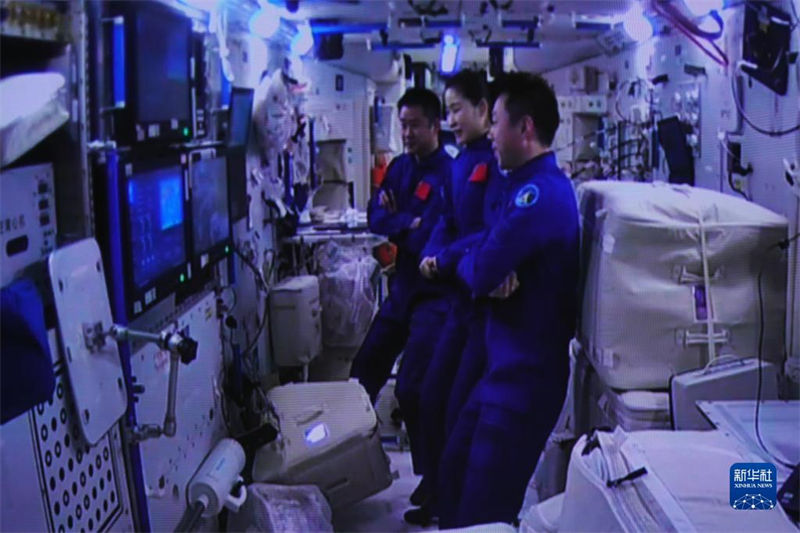 Nave espacial tripulada chinesa Shenzhou-15 atraca à combina??o da esta??o espacial