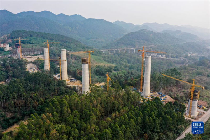 Constru??o de ferrovia de alta velocidade Chongqing-Kunming está em andamento