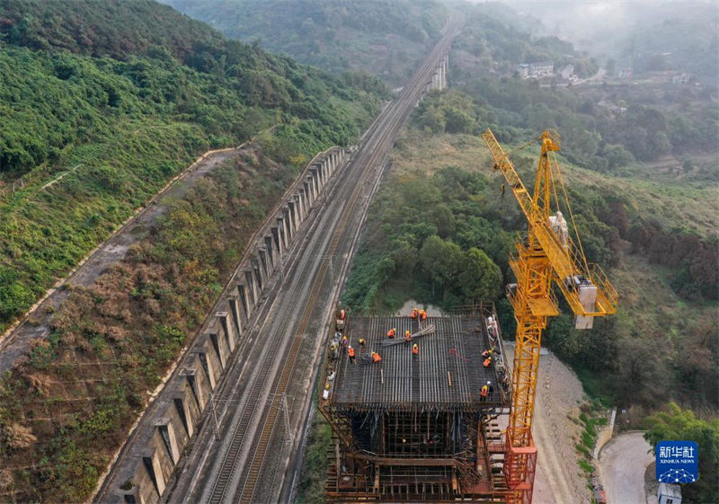Constru??o de ferrovia de alta velocidade Chongqing-Kunming está em andamento