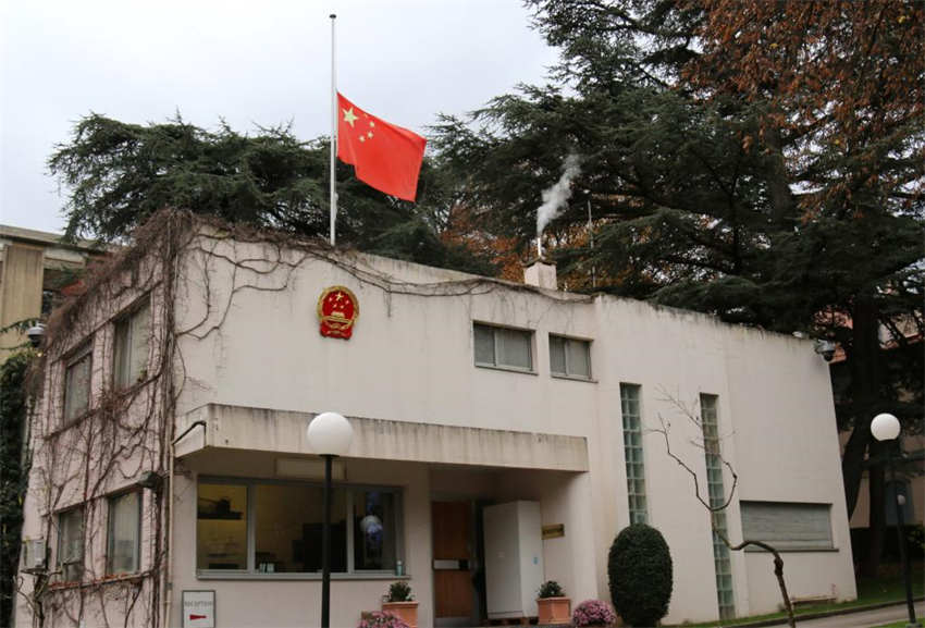 Embaixadas e institui??es diplomáticas da China no exterior assinalam luto por Jiang Zemin