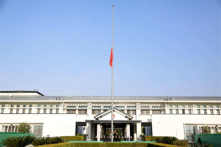 Embaixadas e institui??es diplomáticas da China no exterior assinalam luto por Jiang Zemin