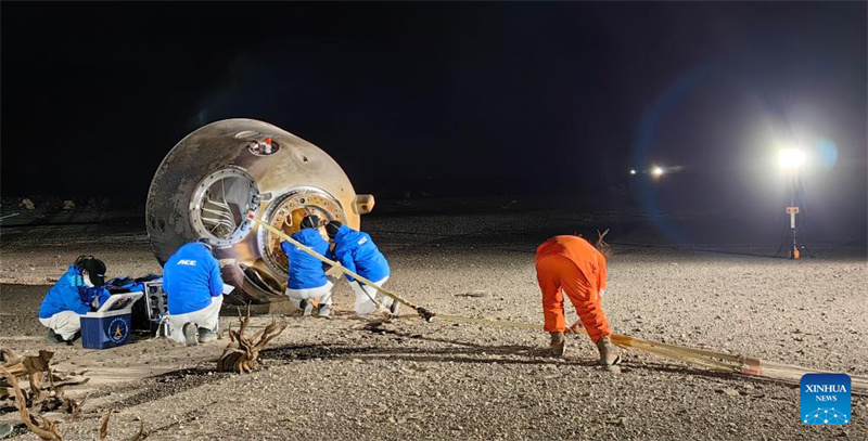 Astronautas da miss?o Shenzhou-14 regressam em seguran?a