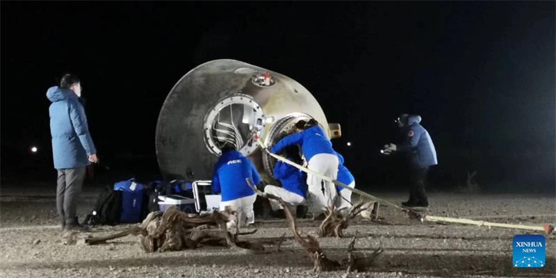 Astronautas da miss?o Shenzhou-14 regressam em seguran?a