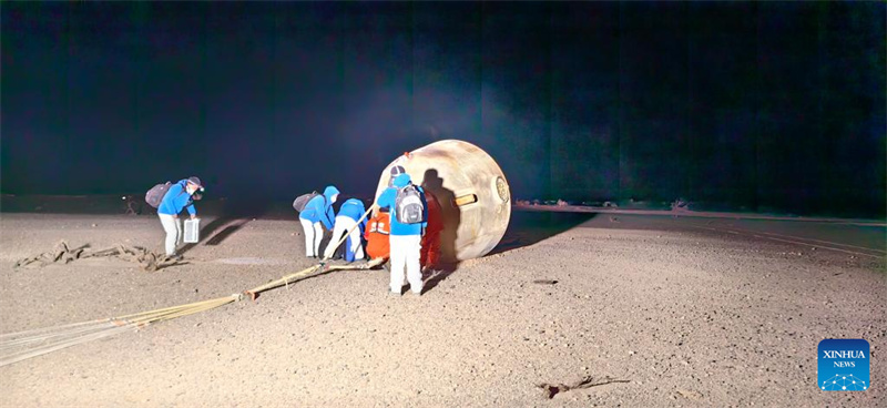 Astronautas da miss?o Shenzhou-14 regressam em seguran?a