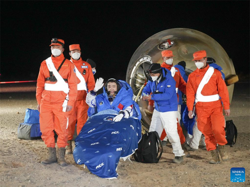 Astronautas da miss?o Shenzhou-14 regressam em seguran?a