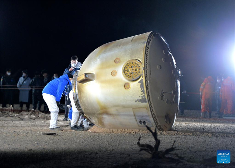 Astronautas da miss?o Shenzhou-14 regressam em seguran?a