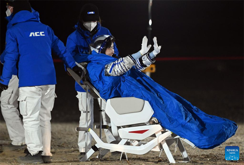 Astronautas da miss?o Shenzhou-14 regressam em seguran?a