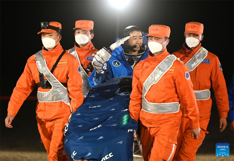 Astronautas da miss?o Shenzhou-14 regressam em seguran?a