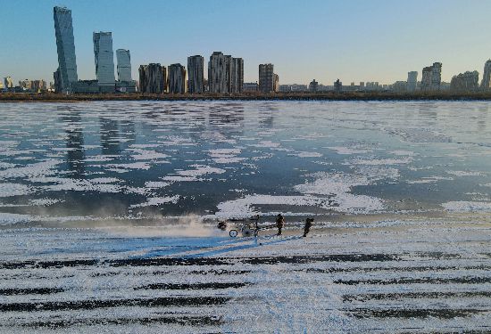 Harbin come?a a cortar gelo para esculturas