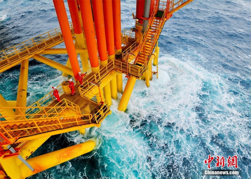 Maior plataforma offshore de produ??o de petróleo da ásia entra em opera??o