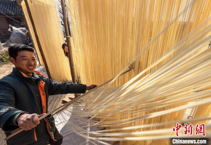 Moradores fazem macarr?es secos à m?o no noroeste da China