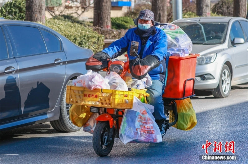 China: motoboys intensificam entrega de refei??es em Beijing 