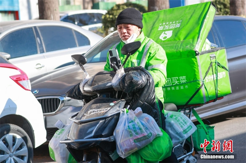 China: motoboys intensificam entrega de refei??es em Beijing 