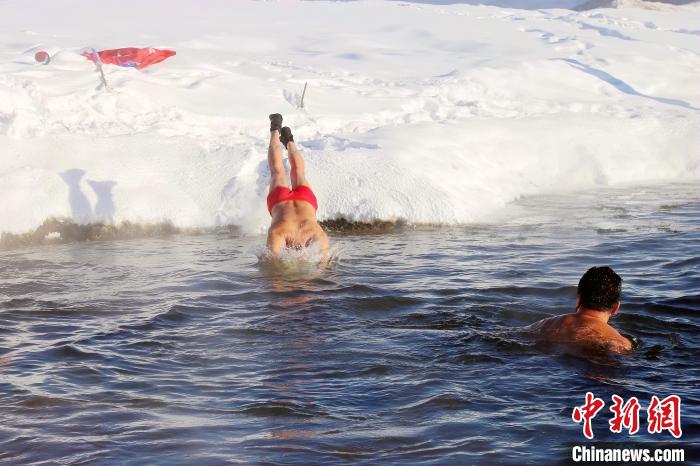 Pessoas revelam entusiasmo na nata??o de inverno ao ar livre sob -42.2℃ 
