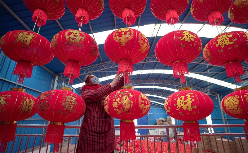 Guizhou intensifica produ??o de lanternas para receber Ano Novo Chinês