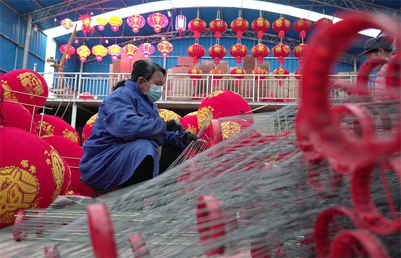 Guizhou intensifica produ??o de lanternas para receber Ano Novo Chinês