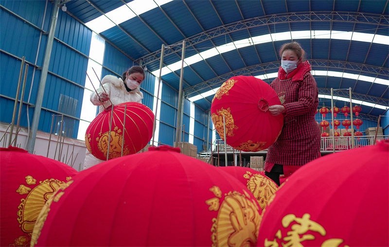 Guizhou intensifica produ??o de lanternas para receber Ano Novo Chinês