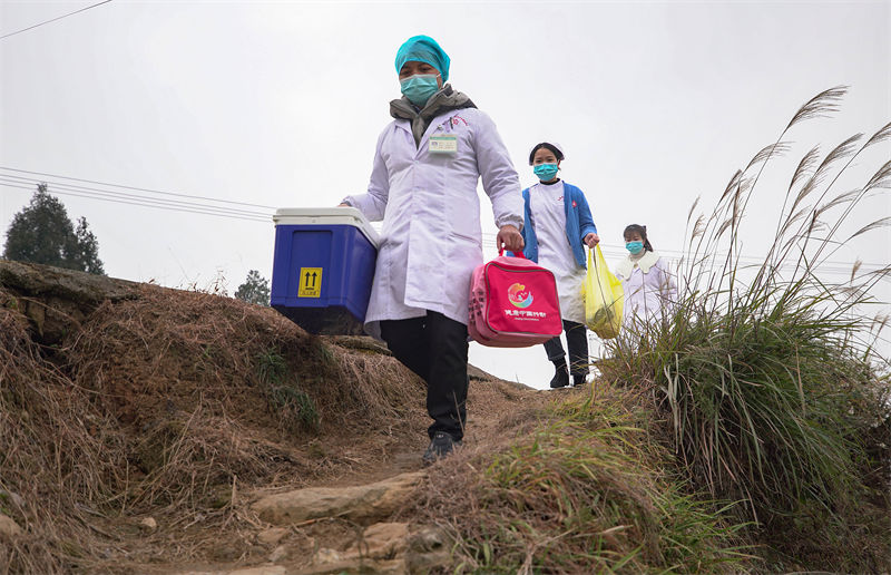 Equipe de saúde fornece servi?o gratuito para idosos em Guizhou