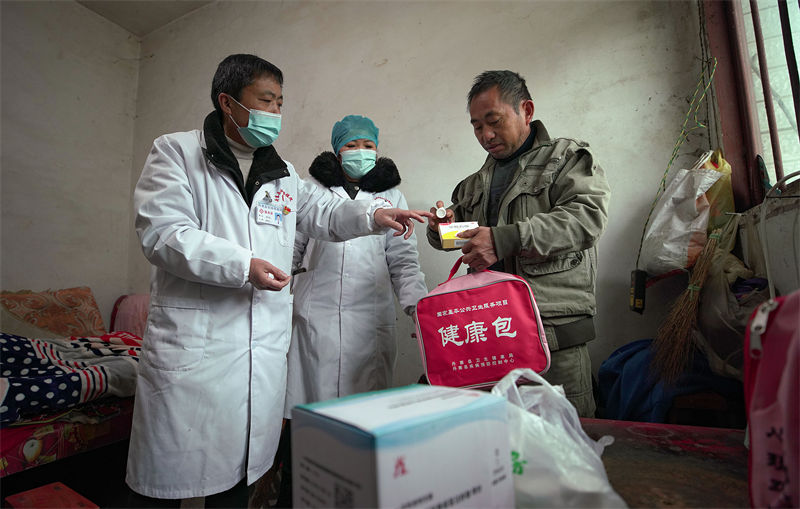 Equipe de saúde fornece servi?o gratuito para idosos em Guizhou