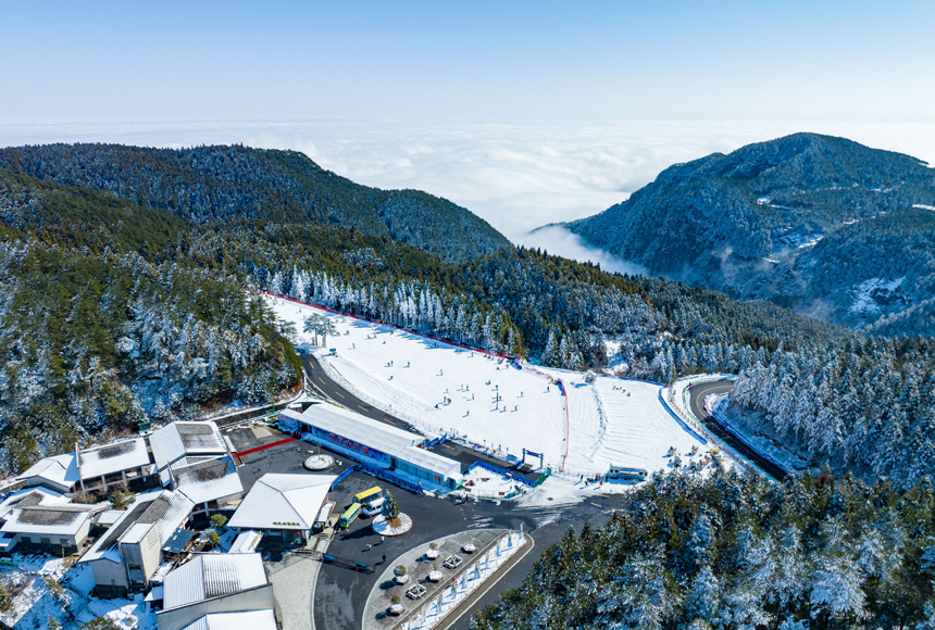 Turismo de neve e gelo na montanha Mingyue atrai muitos turistas em Jiangxi