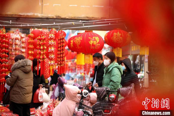Ornamentos para Ano Novo Chinês s?o populares entre consumidores de Shandong