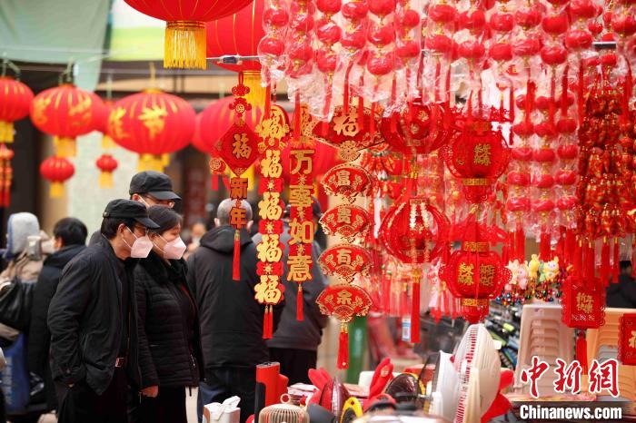 Ornamentos para Ano Novo Chinês s?o populares entre consumidores de Shandong