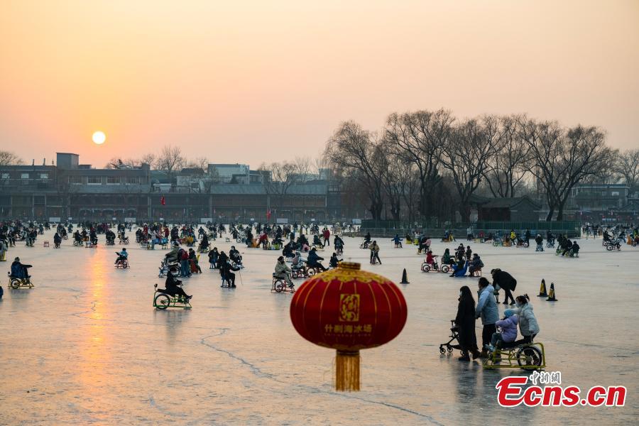 Cidad?os de Beijing desfrutam de esportes no gelo em Shichahai