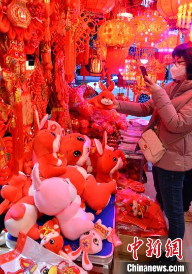 Ornamentos festivais s?o populares com aproxima??o do Ano Novo Chinês