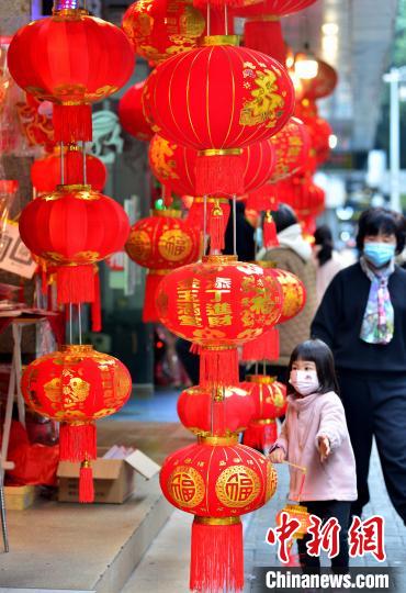 Ornamentos festivais s?o populares com aproxima??o do Ano Novo Chinês