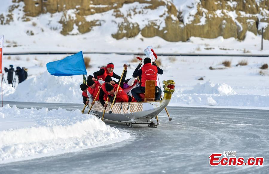 Corrida de barcos-drag?o de gelo é realizada em Xinjiang