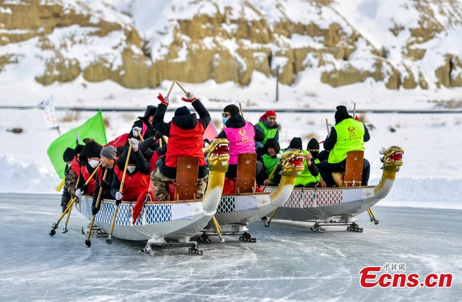 Corrida de barcos-drag?o de gelo é realizada em Xinjiang