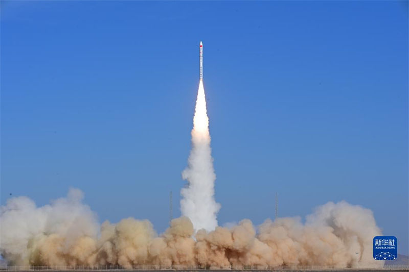 Foguete comercial chinês lan?a cinco satélites
