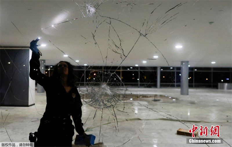 Galeria: Congresso brasileiro e outras institui??es após ataques