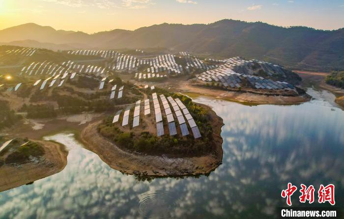 Usina fotovoltaica brilha na luz do p?r-do-sol no leste da China