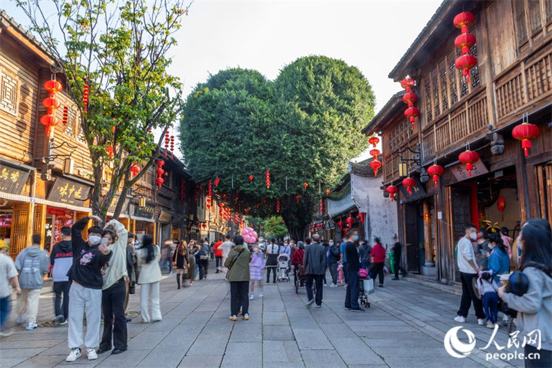 Decora??es festivas vermelhas decoram as ruas de Fujian