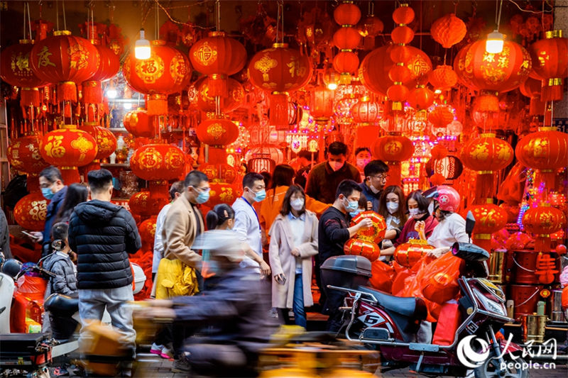 Decora??es festivas vermelhas decoram as ruas de Fujian