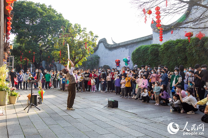 Decora??es festivas vermelhas decoram as ruas de Fujian