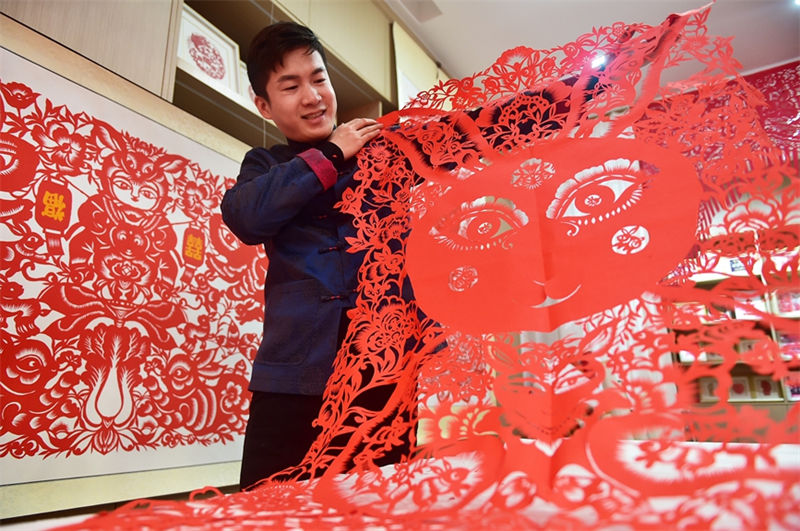 Cem coelhos em corte de papel s?o preparados para receber Ano Novo Chinês do Coelho