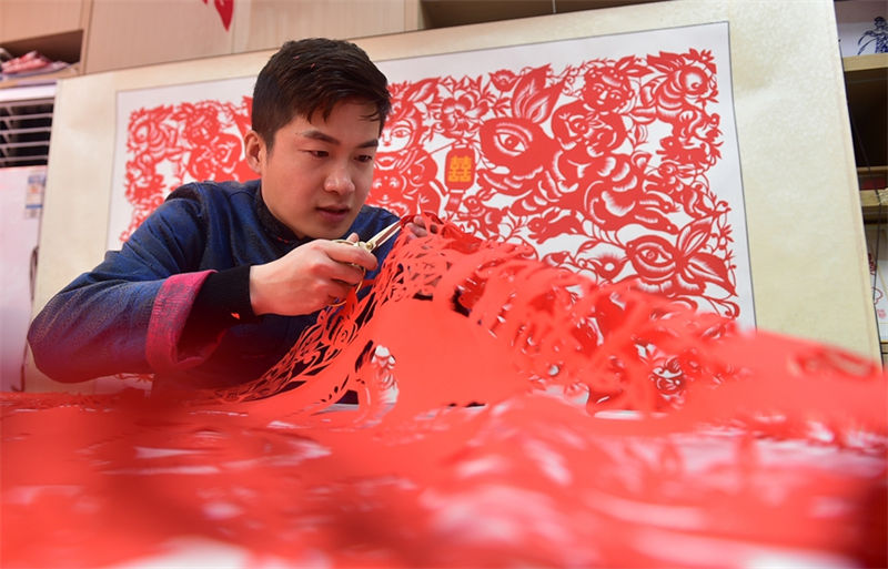 Cem coelhos em corte de papel s?o preparados para receber Ano Novo Chinês do Coelho