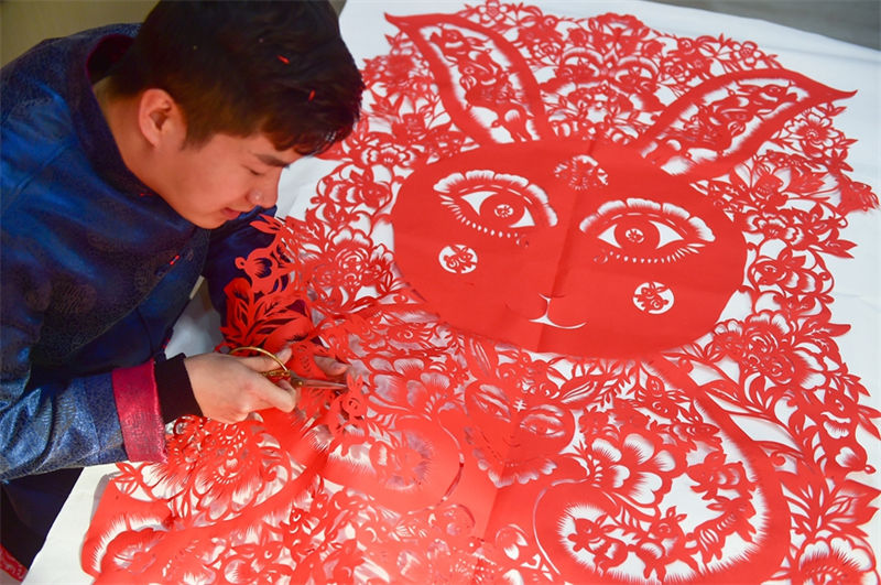 Cem coelhos em corte de papel s?o preparados para receber Ano Novo Chinês do Coelho