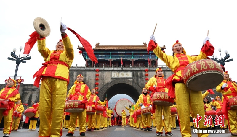 Chineses se regozijam no primeiro feriado após mudan?a de resposta à COVID