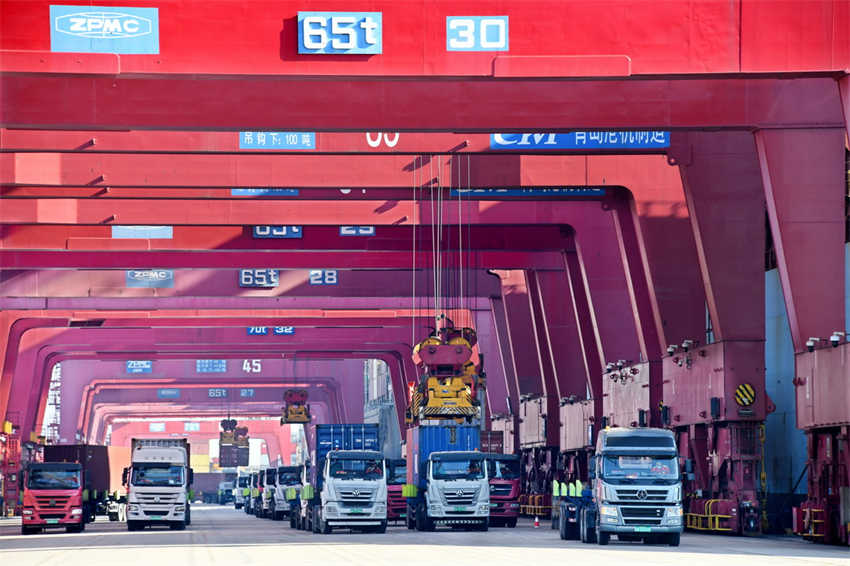 Porto de Qingdao agiliza opera??es para responder à demanda
