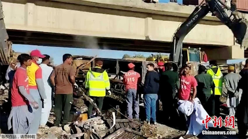 Acidente de ?nibus deixa pelo menos 40 mortos e 4 feridos no sudoeste do Paquist?o