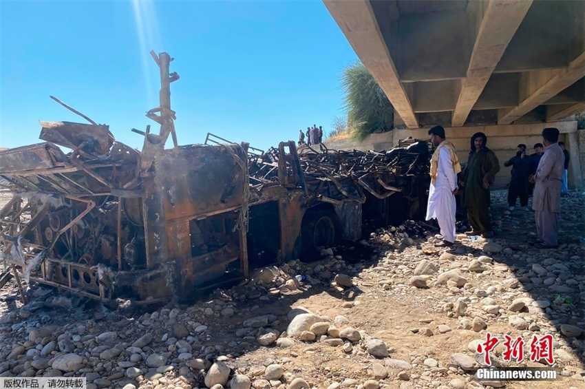 Acidente de ?nibus deixa pelo menos 40 mortos e 4 feridos no sudoeste do Paquist?o