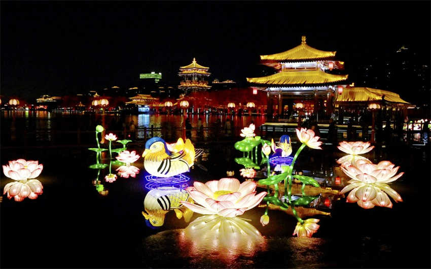 Galeria: Vista aérea de luzes e lanternas em Xi'an